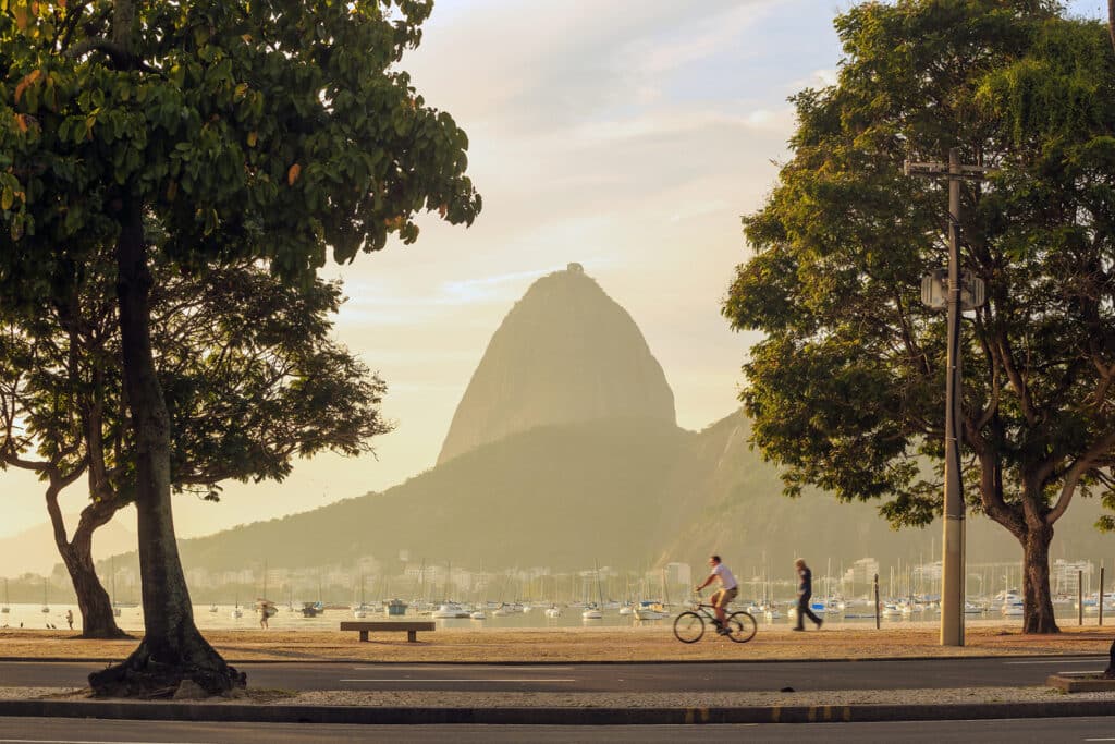 Vista do Pão de Açúcar da enseada de Botafogo