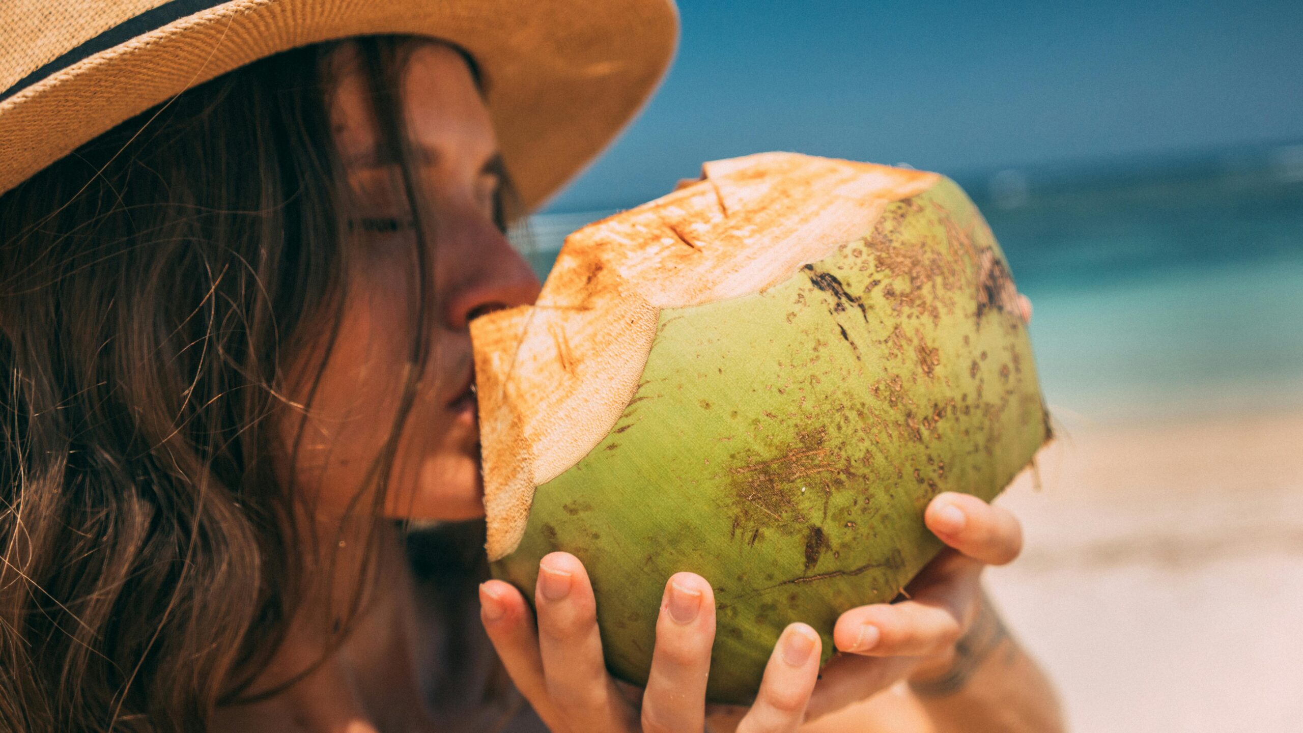 Água de coco hidrata? Descubra os benefícios para a saúde