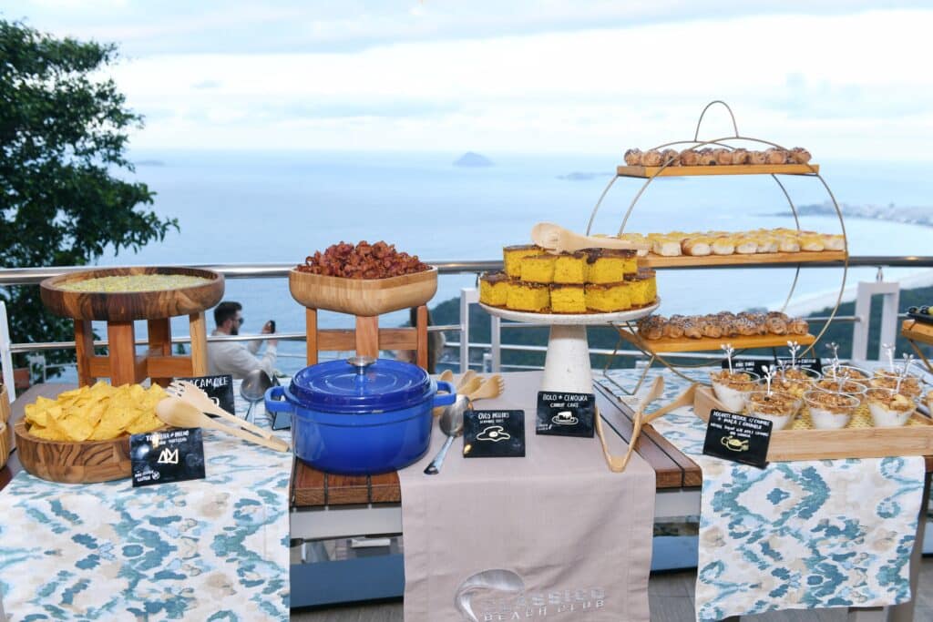 Café da manhã exclusivo no Clássico Sunset Club com vista para Copacabana