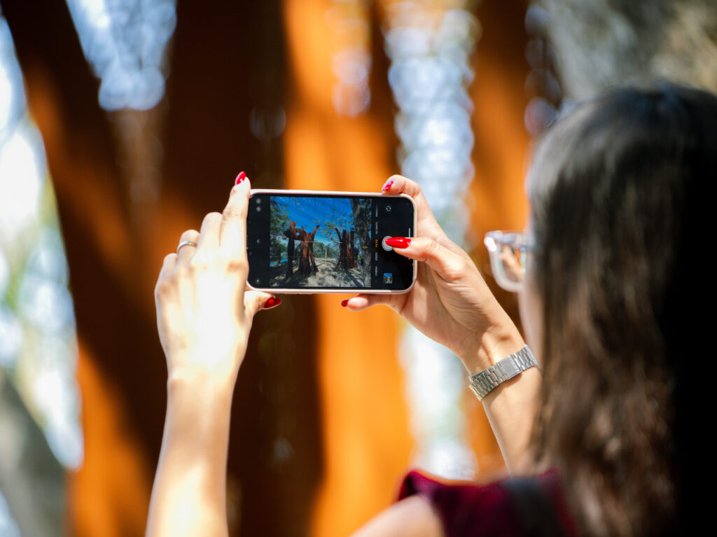 Turistas vivenciando a exposição ao ar livre no Bosque das Artes.