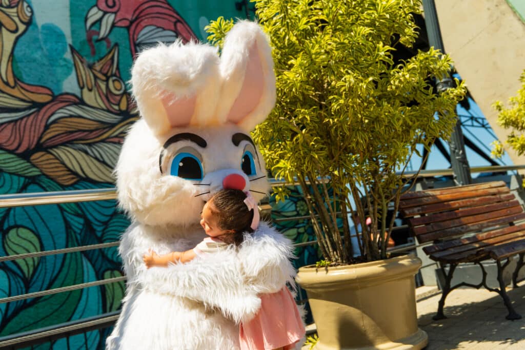 Coelhinho da Páscoa com famílias no Parque Bondinho
