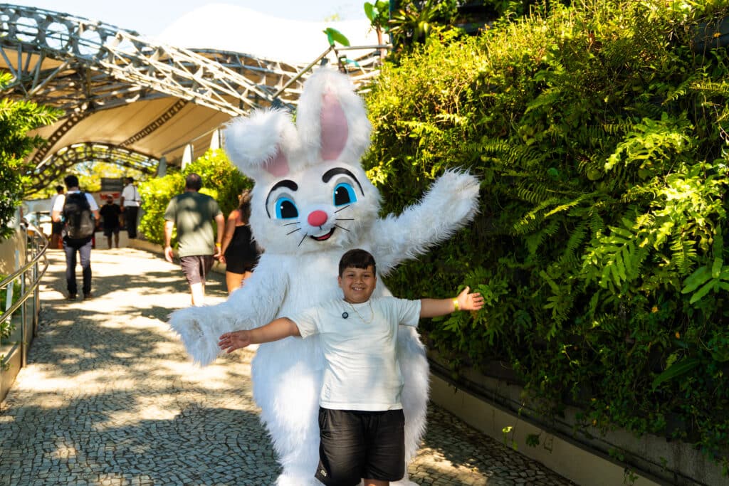 Crianças participando de atividades de Páscoa no Rio de Janeiro